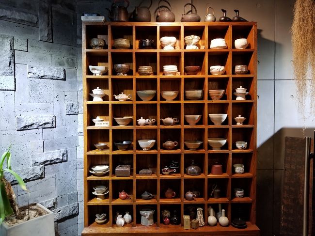 茶器がいっぱい飾ってあります。