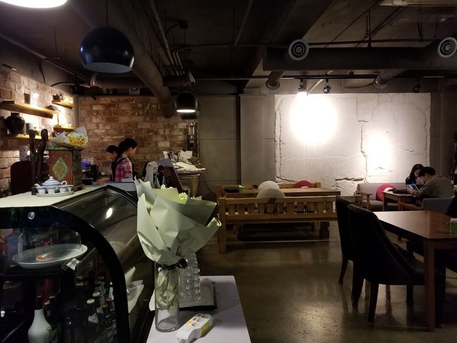 席を決めて座ったら、店員さんがメニューを持ってきてくれます。<br />カウンターに来て注文してくださいね、と言われます。<br /><br />韓国って、何故だか席までメニューを持ってきてくれるけど、カウンターにきて注文してねと言う所が多いです。<br />注文した物は、持ってきてくれるという。<br />半分セルフ？