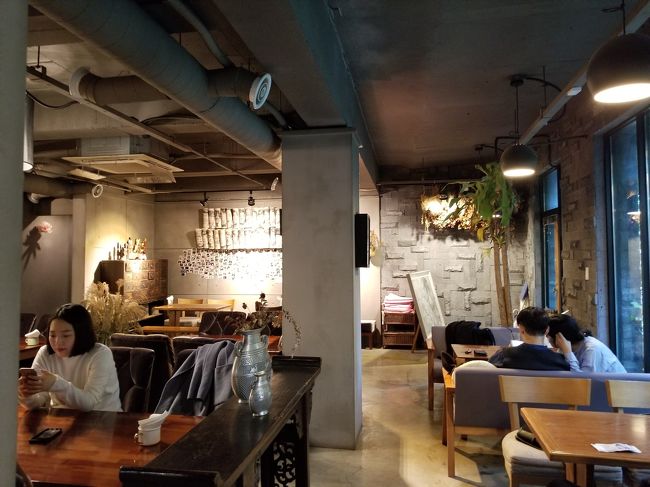 店内も良い雰囲気。<br /><br />まずは席を決めます。