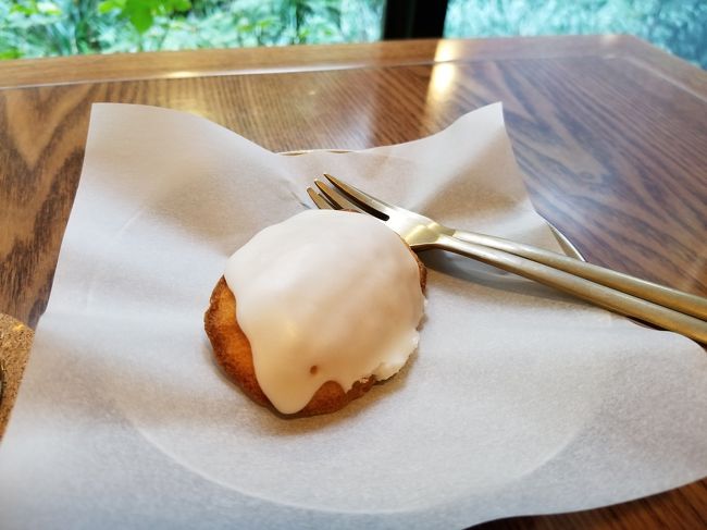 そして、レジの所にあった「レモンマドレーヌ」が美味しそうだったので、ついでに買ってしまった。<br /><br />これがとても美味しかったです。<br />マドレーヌの生地にレモンの皮が少し入っているようで、甘い生地と皮の苦味がまざってとても美味しい。<br /><br />このお店はほとんど食べ物は無いですが、ニンジンケーキも美味しいらしいです。