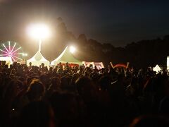 Deepavali @ Parramatta Park
最後の目的地はヒマラヤ山脈を越えてインドです。パラマタパークでインドのディーパバリ(またはディワリ)が再現されます。ヒンドゥー教の正月で、光の祭典と呼ばれています。パラマタはシドニーで一番インド人密度が高い地域なので、1万人以上の多くの人々が祝いに来ています。ただシンガポールでのディーパバリは、インド人街全体が飾りつけされてクリスマスの様に明るかったのに対して、シドニーでは煌びやかな感じはなく、むしろ暗いという感じです。