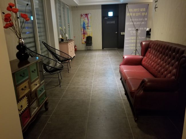 ソファーの奥の右がレセプション。<br />左の部屋は朝食の食道です。