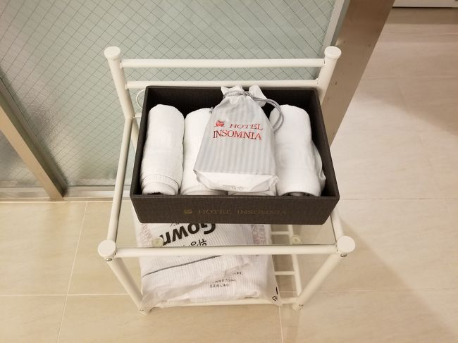 タオルにバスガウンに歯ブラシなどのセット。