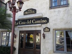 いよいよ4日目のお宿

【La Casa del Camino】ラ・カサデルカミノ

町の中心から歩いて15分ぐらいの場所にあります。
PCH沿いです。
いつもモーテル系に泊まっていたので、
大好きなラグナビーチだけは少しでも違うホテルにしようと思い、このホテルにしました。
結論から言うと「すごくよかった」です。

入口はこんな感じで、中も広くないホテルです。
例えるならばフランスパリのオペラ座近くにあるこじんまりとしたホテルって感じです。
↑
あれ？わかりにくい例えになっちゃいましたかね？？笑