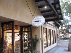 妻お気に入りのショップです。

【ツヴァル】

食器や雑貨を売っているお店で、
毎年ここで素敵な食器を何か買うことに決めているそうです。
今年はかわいらしい丸いお皿とカリフォルニアのマグカップを買いました。

ここ、去年もそうでしたがJCBカードが使えません。
今年は使えるだろう！と思っていましたがやはりNG。

JCBはやっぱり場所によってはまだダメなところも・・・
ここ以外はほとんどOKなのだが