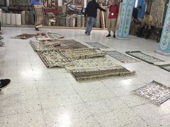 Musee du Tapis ONAT
チュニジアでは絨毯も重要産業です。
１９世紀の半ばにケルアンで始まったそうです。
二つのタイプに分かれており、
一つはトルコ風の幾何学的な模様に強めの色を使用。
もう一方は、無染料の羊毛にて作られている。
日本家屋には後者の方が似合うと思いますが・・・・
