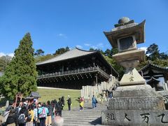 東大寺二月堂、大変な人出で時々渋滞していました。