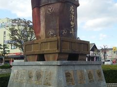 ちなみに駅ん北口にある唐津焼の赤獅子の像は唐津のシンボル&#128077;