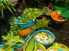 新鮮な野菜。
これらの材料を持って向かった先は料理教室（Silom Thai Cooking School）です。
