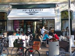 今日の夕飯はこちらのシーフードレストランで。
ここ入口から、うなぎの寝床のように奥まで広がっていて、思った以上に広いお店で、席数もそこそこ多いのですが、人気店なので予約必須。