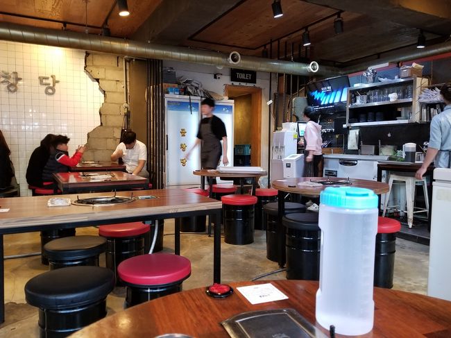 オープン直前には数グループが並び、オープンと同時になだれ込みます。<br /><br />窓際席をキープ。