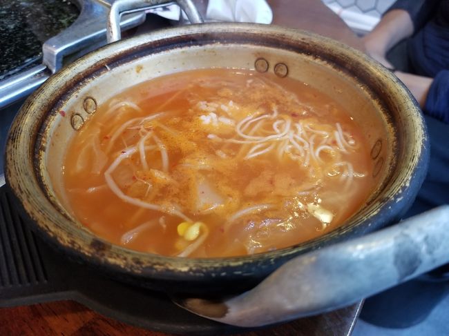 最初に汁物が出てきました。<br />こちらの物はそれほど辛くなく、トマトの味もしてサッパリしました。