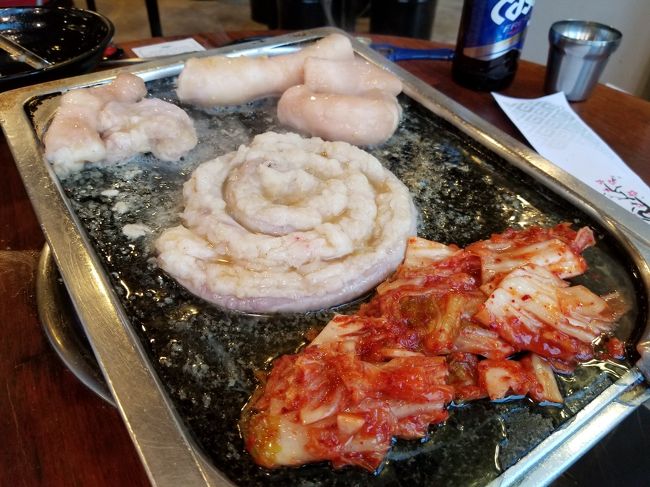 出てきました！<br />全くの生の状態なので、かなりグロいです。<br />なるほど、コプチャンが二つだと鉄板に乗り切らないようです。