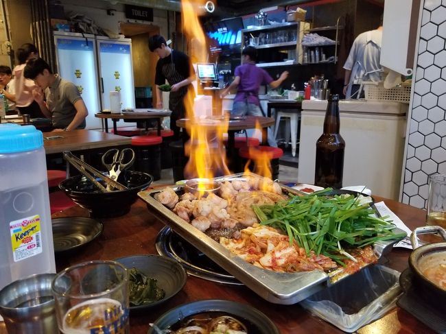 お店の人が焼いてくれます。<br /><br />最後に何かの液体をかけて炎を上げます。