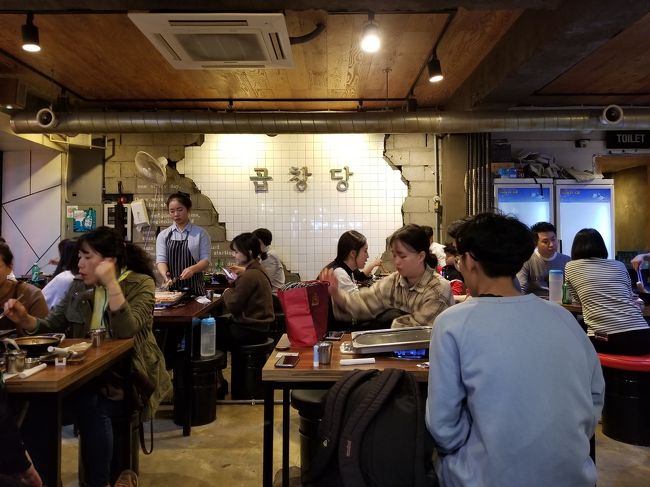 あっと言う間に満席。<br />まだ17時なので遅くなるにつれ、待ち時間が長くなるようです。