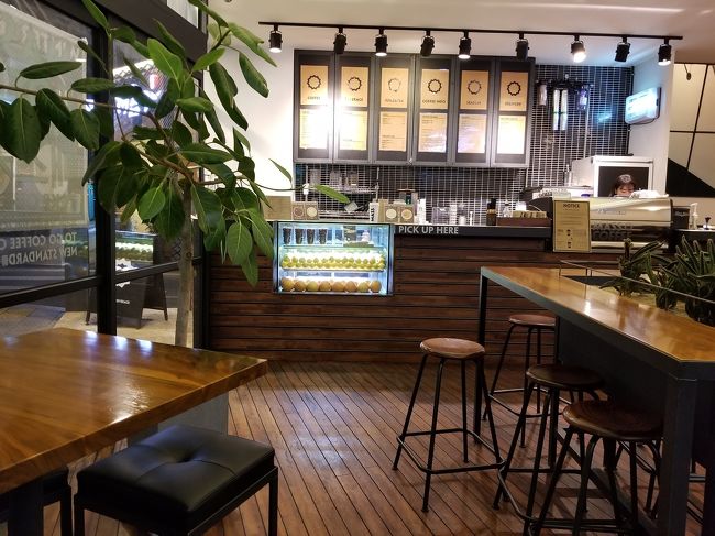 このお店もいろんなタイプの座る所があり、年配の人達でも安心して利用されていました。