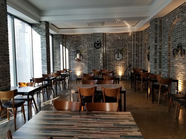 夜中、少し部屋の中が暑かったです。<br />韓国はホテルで一括で部屋の温度を管理している所が多いので、寝る服とかで調節するのが良いと思います。<br /><br />そして朝食。<br />チェックインの時に無料の朝食チケットをくれました。<br />8時過ぎに行きましたが誰もいない。