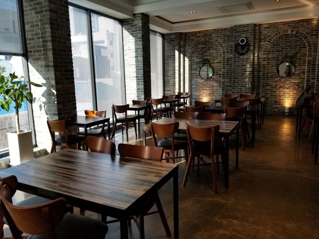 なかなかオシャレな雰囲気です。<br /><br />オバサンが一人待機していて、ホットサンドを作ってくれます。