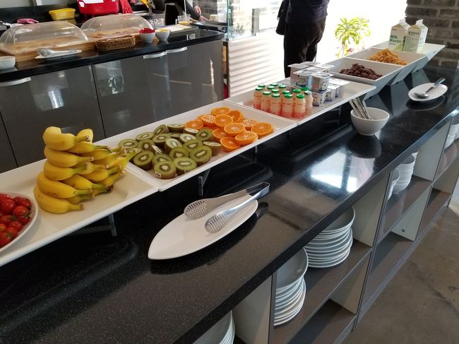 フルーツは、バナナ　キウイ　オレンジです。<br />シリアルとかもありますね。