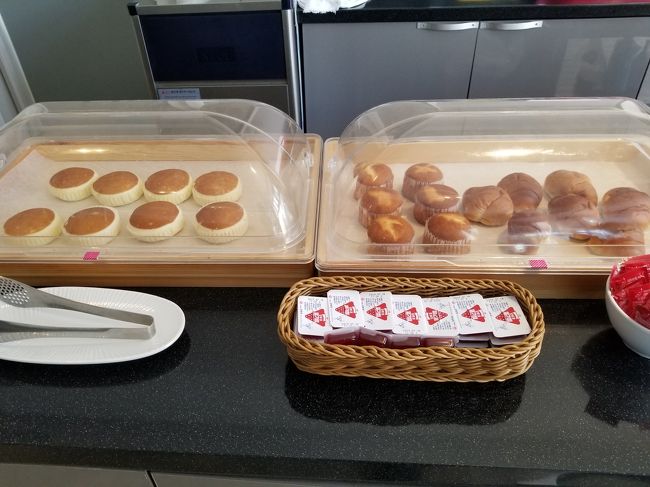 ロールパンにマフィンなど。