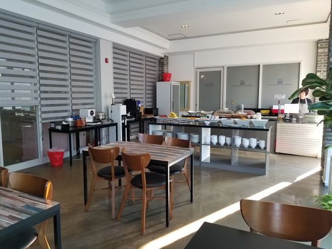 右奥の所のオバサンの所でホットサンドを作ってくれました。<br />ただ、朝食は別の所に食べに行こうと思っていたので、夫だけ作ってもらいました。<br />写真を撮り忘れましたが、ハムサンドと野菜のサンドの二種類があります。