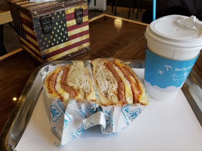 私はスパムサンド。<br />これも激旨なのです。<br /><br />でも、一泊の大邱旅行なら食事の回数が少ないので、このお店でばかり食べているのも勿体ないなと。