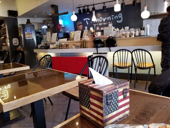 窓際の席に座りました。