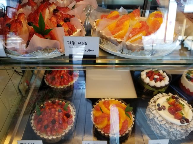 美味しそうなケーキが並んでいます。<br />イチゴはまだ早いかなぁ？