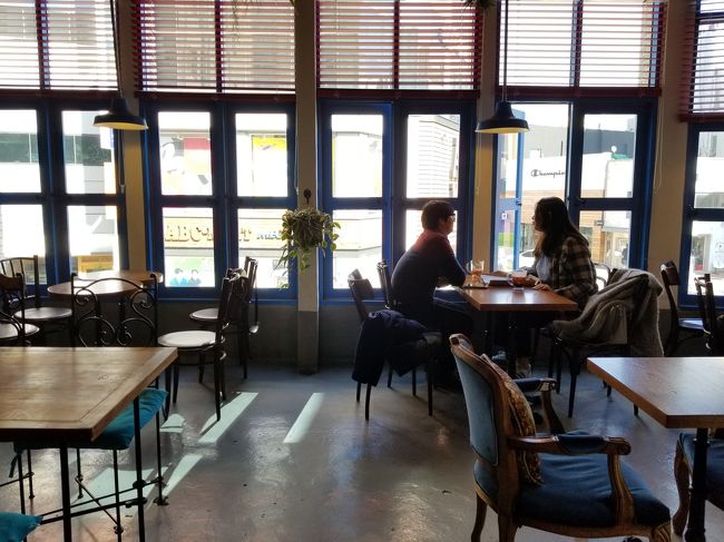 一階でケーキとコーヒーを購入して、二階で頂きます。<br /><br />窓が大きくて、なかなか良い雰囲気です。