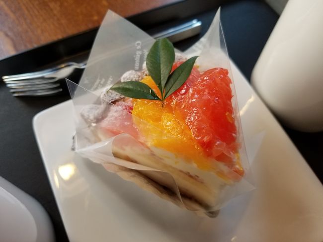 グレープフルーツのケーキにしました。<br />サッパリしているかな？と思い選んだのですが、予想に反して甘かった。<br />グレープフルーツも何か甘くしていて、下のクリームもタルト部分も甘い。<br />やっぱりパンにすれば良かったかな？