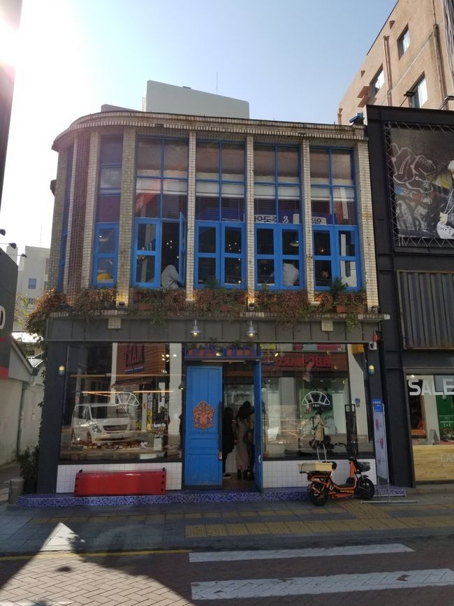 さて、ホテルに帰って荷物の整理をしてチェックアウトします。<br />最後に訪れたのはホテル近所の【Le POULDU】です。<br />韓国で流行りのベーカリーカフェですね。<br /><br />