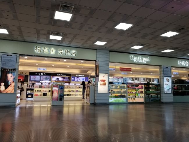 空港に到着すると、ちょうどチェックインが始まりました。<br />まだ時間があったので大韓航空ラウンジに寄り、その後はスルッと出国。<br />大邱の出国後の免税店。<br />特に買うものも無いので、ボーっとベンチで待ちます。