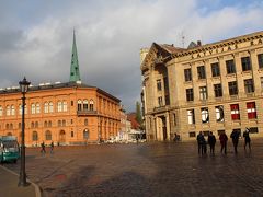 リガ大聖堂前、ドーマ広場。
左が証券取引所美術館、右がラトビアラジオ。