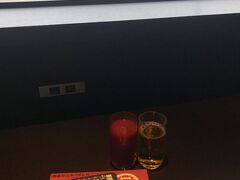 ということでいつものように羽田空港のサクララウンジから。

昨晩飲み過ぎたので、本日はお茶とトマトジュースにしました。お昼を食べそこねたので空弁もいただきます。