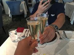 マレーシア航空のファーストラウンジダイニングでスパークリング乾杯～♪