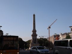 まずは、朝は曇っていて残念な景観だったバイロアルト地区のリベンジへ。
もう通い慣れた感じの「レスタウラドーレス広場」からケーブルカーで丘の上へ向かいます。
「レスタウラドーレス広場」のこのオベリスクの高さは30ｍあるそうで、ホテルの窓からも見えていました。
ここは、16世紀末の60年に亘るスペインの支配から独立したのを記念する広場だそうで、その中央に立つオベリスクは、勝利と独立の精神を表すオベリスクだそうです。