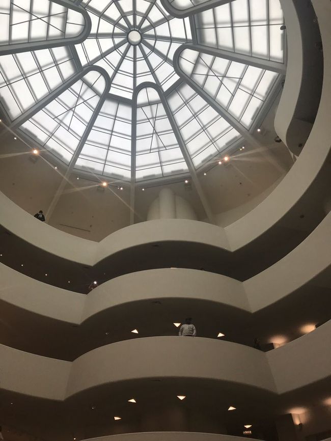 　荷物検査の後、チケット購入をしますが……長蛇！　上野で開催されていた、人気の展示を思い出しますね……。さて、私は事前にチケット引換券を購入しているので、長蛇の列を横目にインフォメーションデスクへ。こちらでチケットに引き換えし、いざ入場！ <br />　チケットはNewyorkingというサイトで事前に購入しました。オンラインで購入した後、チケットの受け取りにいくのですが、場所もタイムズスクエアにあり、便利でした。しかも日本語対応！　ありがたい。通常チケットよりも安価で入手しました。他にメットやモマのチケットもお得に入手できるようです。参考までに。 <br />http://hinewyorking.com/activity/guggenheimMuseum <br />　入場後は、荷物を預けます。大型のカバンは預入必須！　身軽になって館内を散策しましょう。さて、上を見上げると……螺旋！！　これはインスタ映えしますね。私は一人なので、自撮り……。 