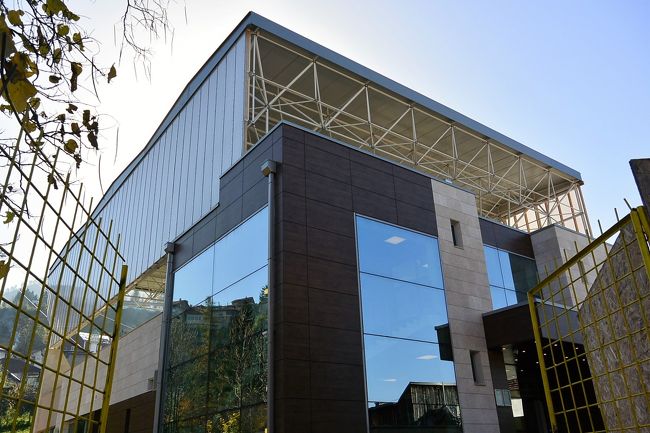 階段を登りきるとサラエボ・ロープウェイ乗り場の建物が見えます。