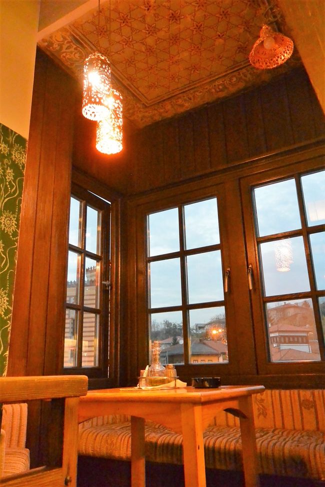 ボスニア料理レストラン『Inat Kuca』<br /><br />今回も、2階席にくっついた窓際の小部屋にしました。