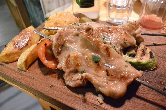 ボスニア料理レストラン『Inat Kuca』<br /><br />メインは、夏にハンガリー語の先生が遊びに来た時に食べて、『日本の塩焼き鳥みたいだね～』とみんなで話していたチキン（No.6）にしました。焼き鳥だけでなく、つけあわせの焼き野菜やライスもおいしい～。