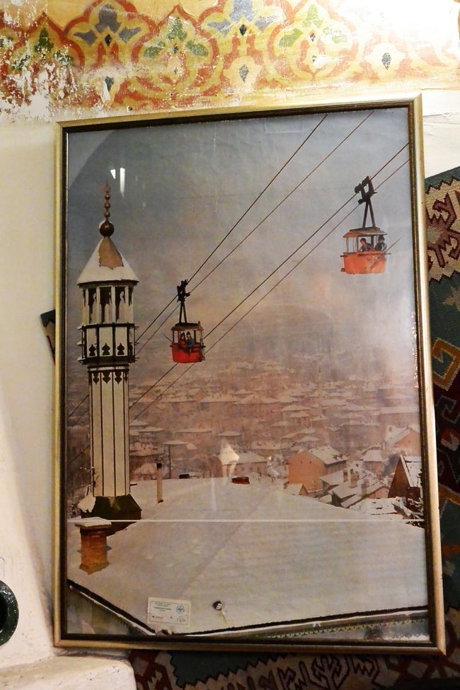 ボスニア料理レストラン『Inat Kuca』<br /><br />さきほど乗ってきたロープウェイの昔の絵が飾ってありました。