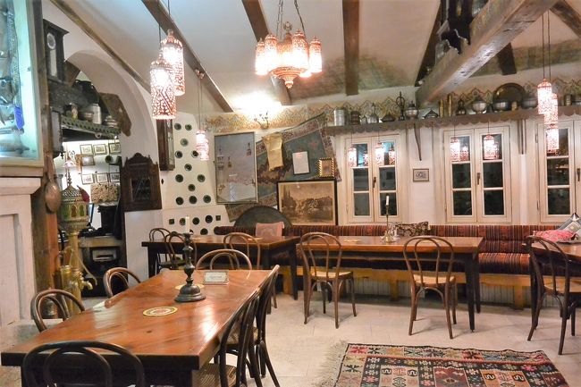 ボスニア料理レストラン『Inat Kuca』の1階席。<br /><br />皆さんミリャツカ川沿いのテラス席に座っていて、中はがらがらでした。