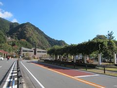 9:20
紅葉し始めの奥多摩湖に寄り道。