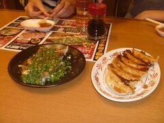 2軒目は「青源　パセオ店」。
左から、ネギ味噌焼餃子（420円）、源ちゃん焼餃子（290円）。
味噌とネギが餃子に合う。
焼餃子も味がしっかりついてました。