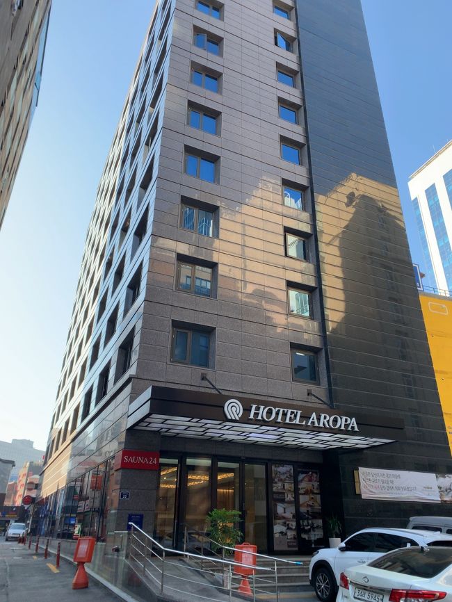 慶州からKTXでソウルに戻り、地下鉄で市庁駅へ。<br />今夜のホテルにチェックインします。<br /><br />歩いて中国大使館前にある明洞大使館前両替へ。<br />レートが平均的に良いことで有名なので数人並んでました。<br />すぐ隣の両替屋を見ると同じレートなのに、なぜか並んでなかったので<br />こちらで両替。<br />これで安心して動き回れる。<br /><br /><br /><br />