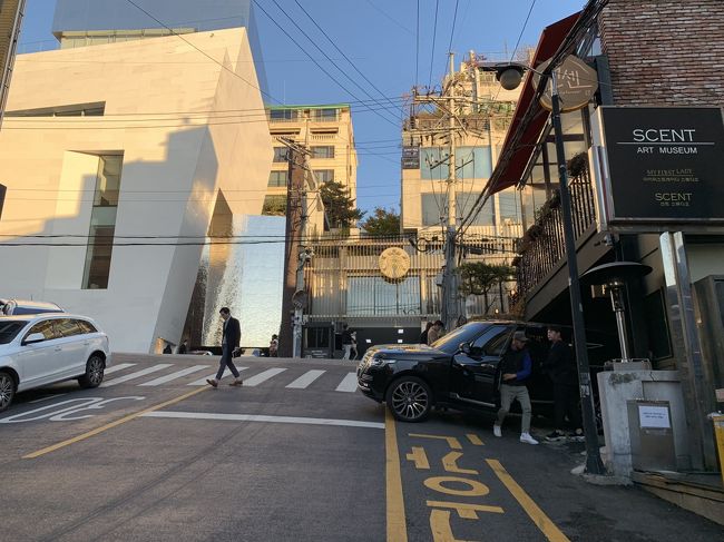 荷物を置いて街ブラします。<br />市庁駅から2号線で往十里駅まで乗って盆唐線に乗り換え、<br />狎鴎亭ロデオ駅で下車します。<br />セレブの街です。<br />急な坂の先に目的地が見えてきました。 