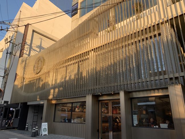スターバックス清潭スター店です。<br />韓国内でスターバックス１０００号店のプレミア感あふれる店です。<br />