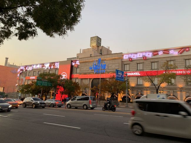 デパートもなんだかすごいことになってます。<br />ギャラリア百貨店です。<br />WESTとEASTの2棟あります。<br />写真は撮りませんでしたが、WESTのGOURMET494に行きました。<br />オリジナルブランドの海苔などを購入。<br />なんだからやたらめったら美味しそうなものが満載です。<br />今回は夕食はほかで食べる予定なので、ここは次回のおたのしみにしよう。<br />