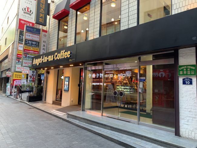 近くのカフェで食後のコーヒー<br />