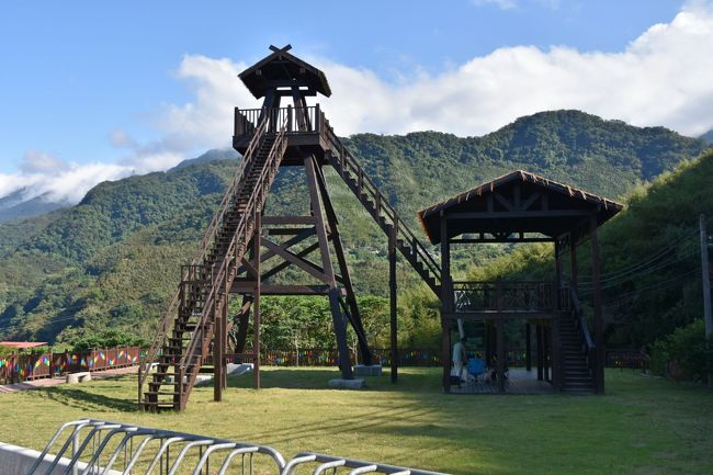樂信瓦旦紀念公園<br /><br />芝生の広場の中にこんなものが建っていました。<br />塔の上には上がれないようです。<br /><br />このあと途中の道路沿いにあるお店で冷たいお茶を<br />飲みながら一休みしました。